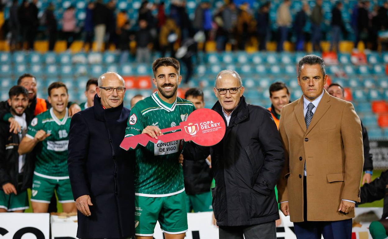 El Coruxo recibió de Mate la llave de la Copa, en presencia del presidente institucional del Salamaca CF UDS. 