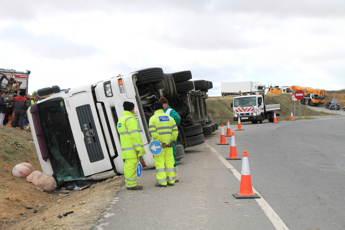 El camión quedó volcado en la cuneta de la rotonda.