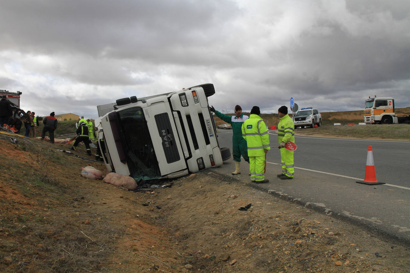El camión quedó volcado en la cuneta de la rotonda.