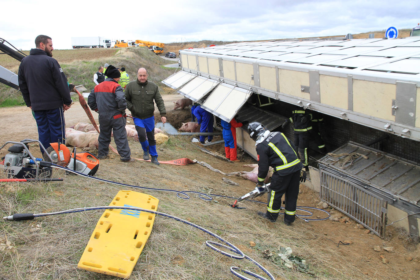 El camión quedó volcado en la cuneta de la rotonda.