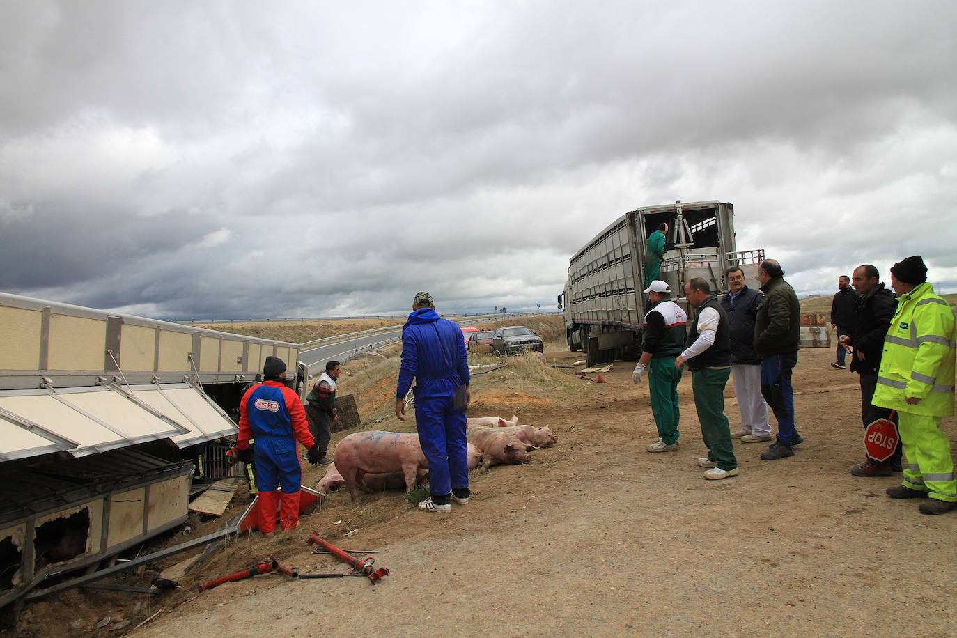 El camión quedó volcado en la cuneta de la rotonda.