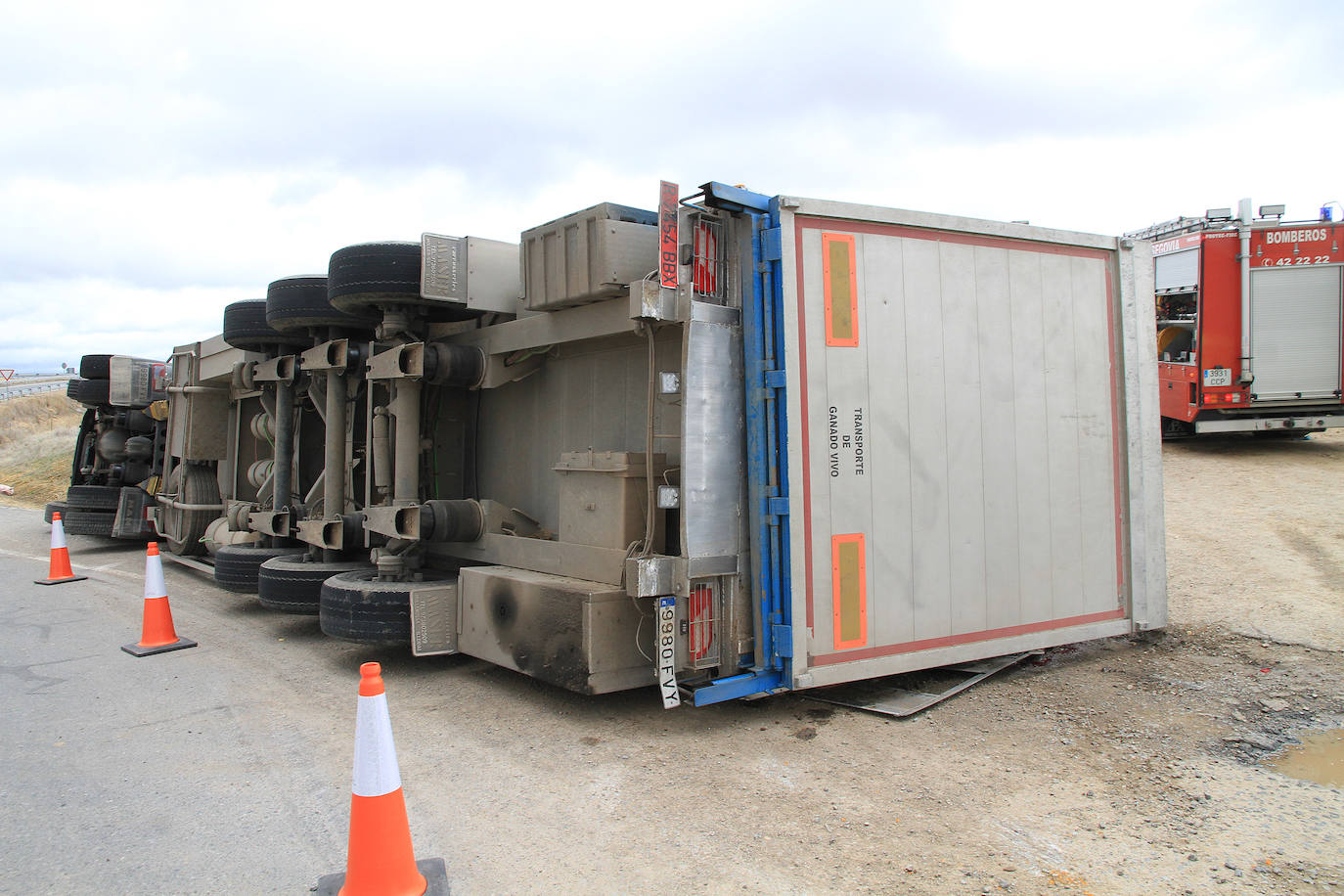 El camión quedó volcado en la cuneta de la rotonda.
