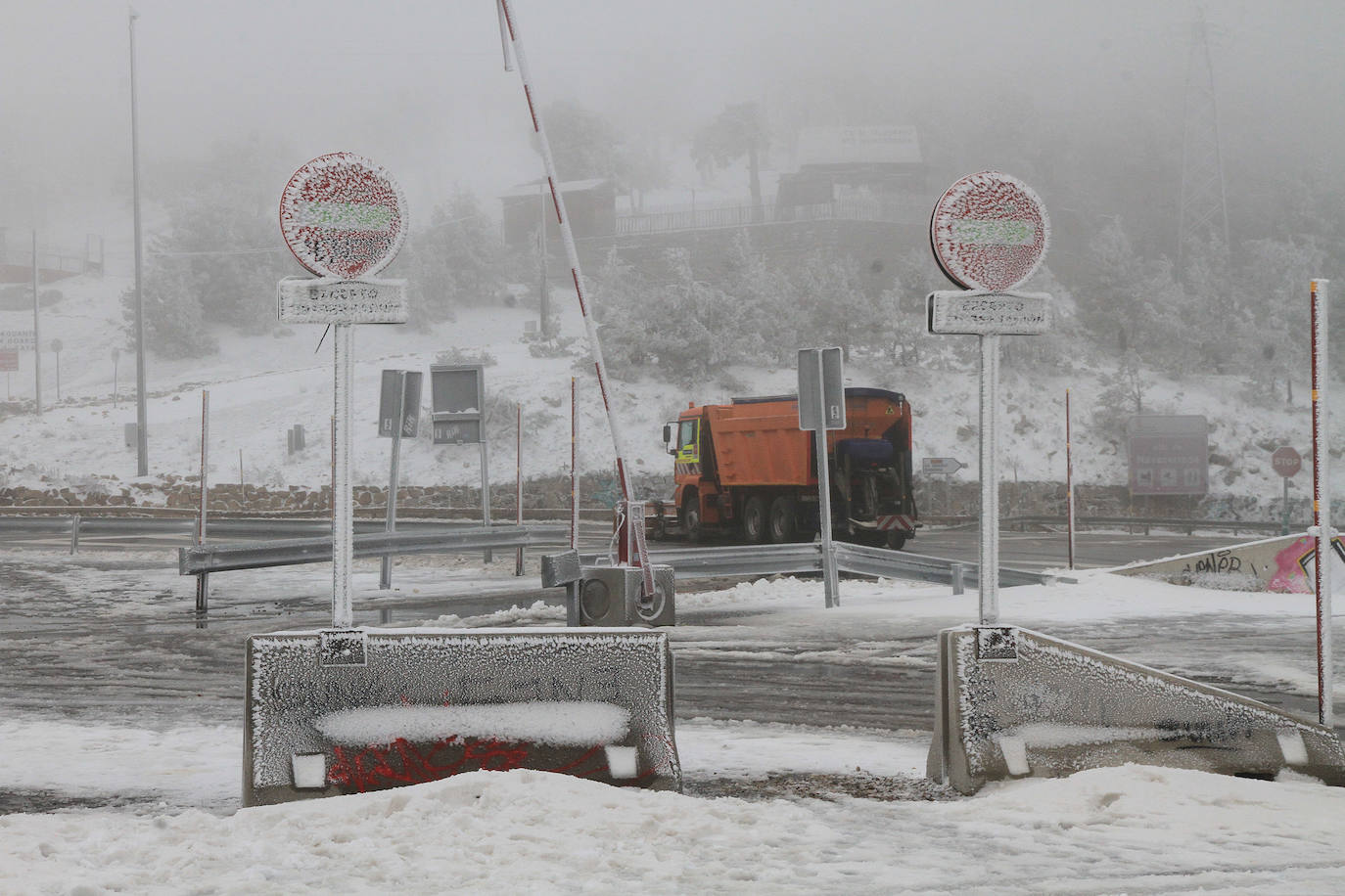 Niebla y nieve en el puerto de Navacerrada.