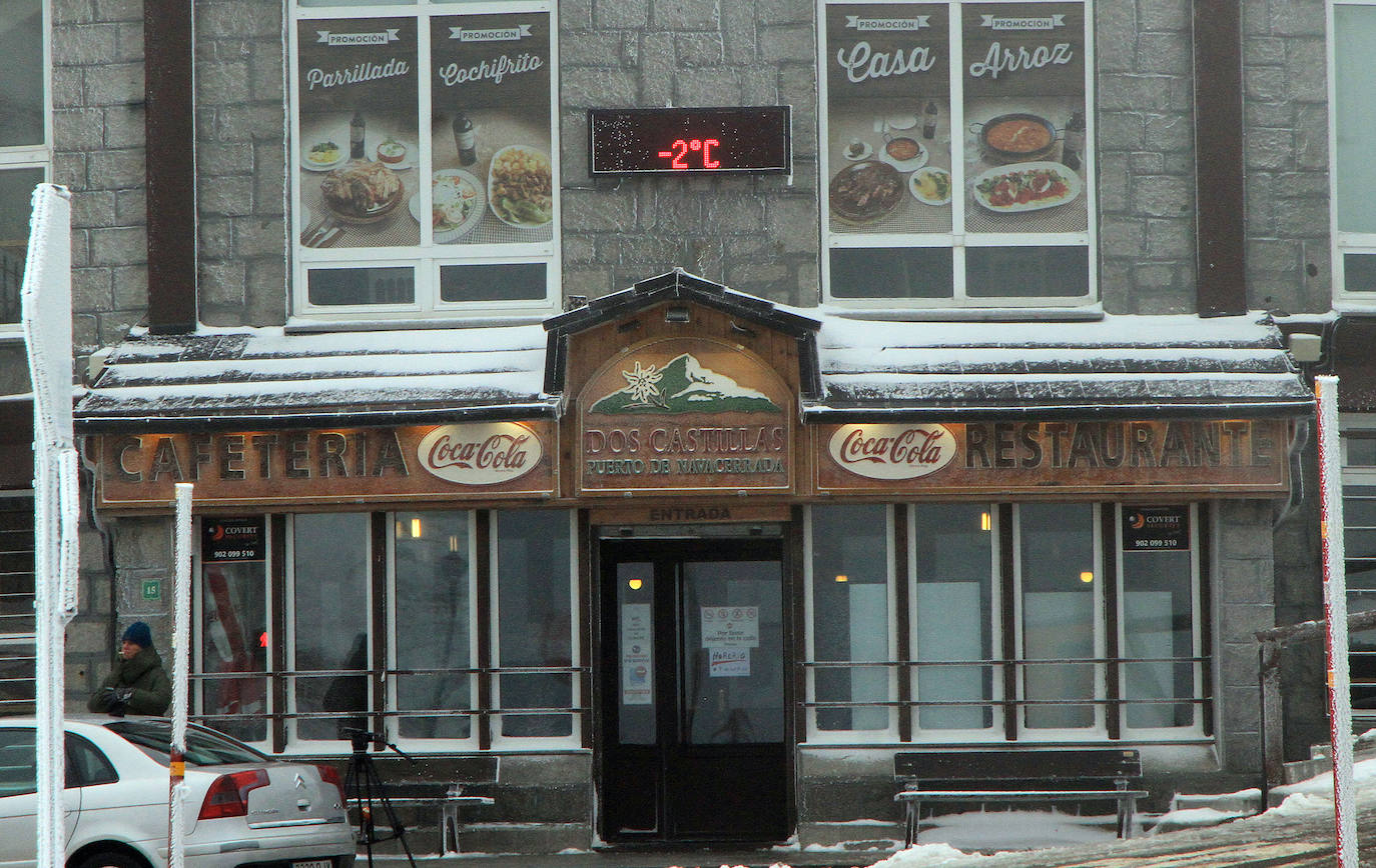 Niebla y nieve en el puerto de Navacerrada.