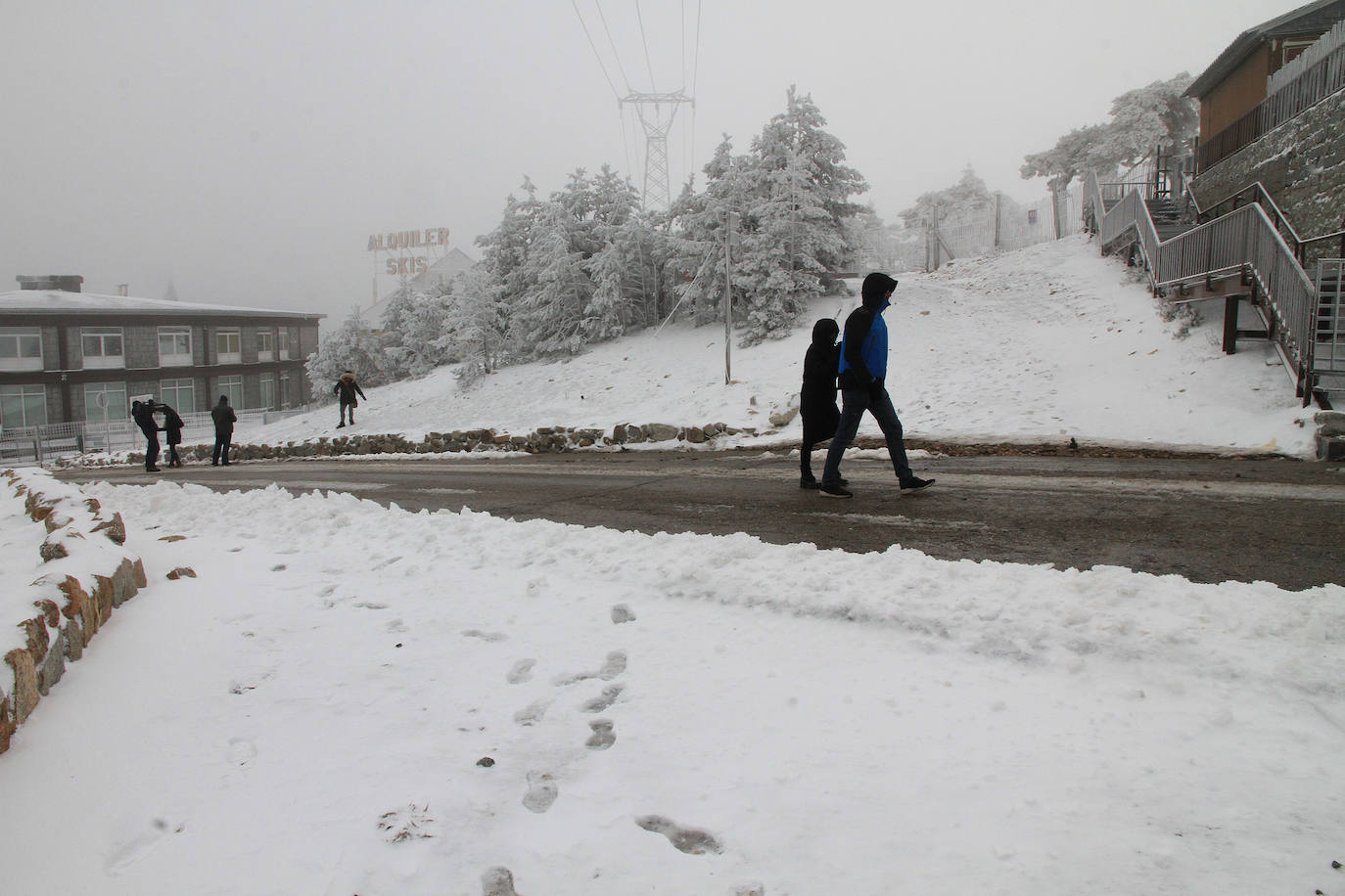 Niebla y nieve en el puerto de Navacerrada.