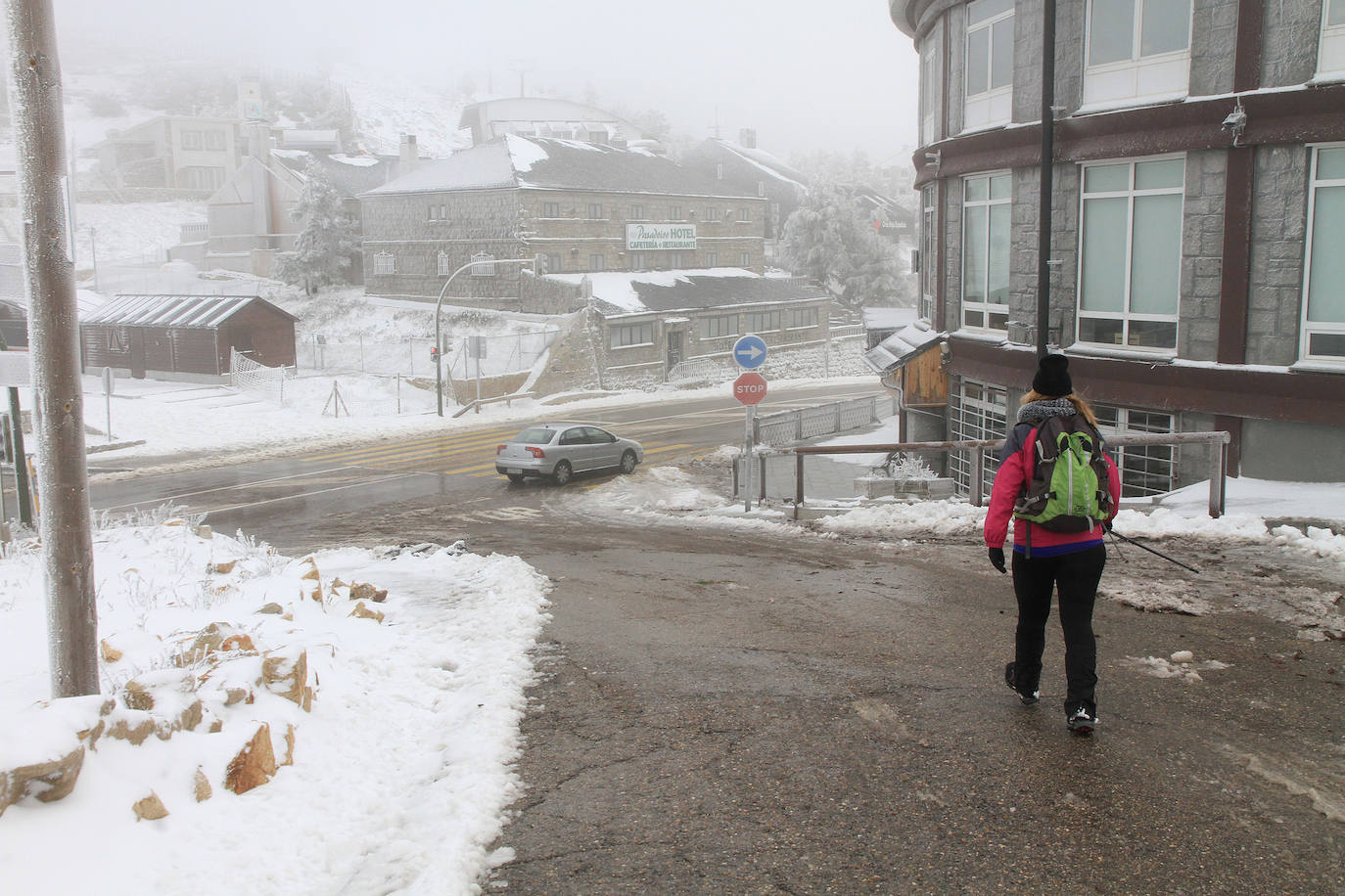 Niebla y nieve en el puerto de Navacerrada.