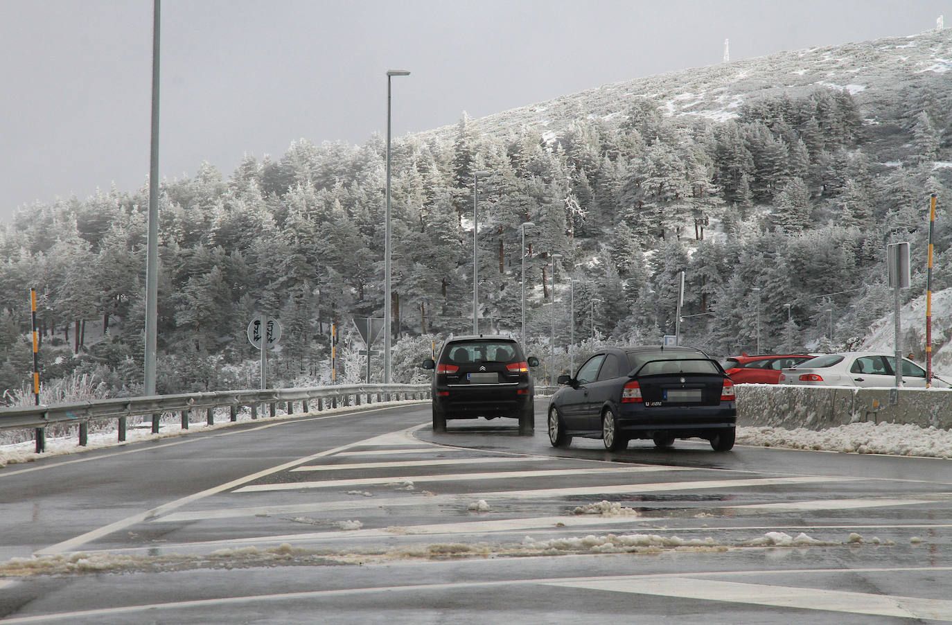 Niebla y nieve en el puerto de Navacerrada.