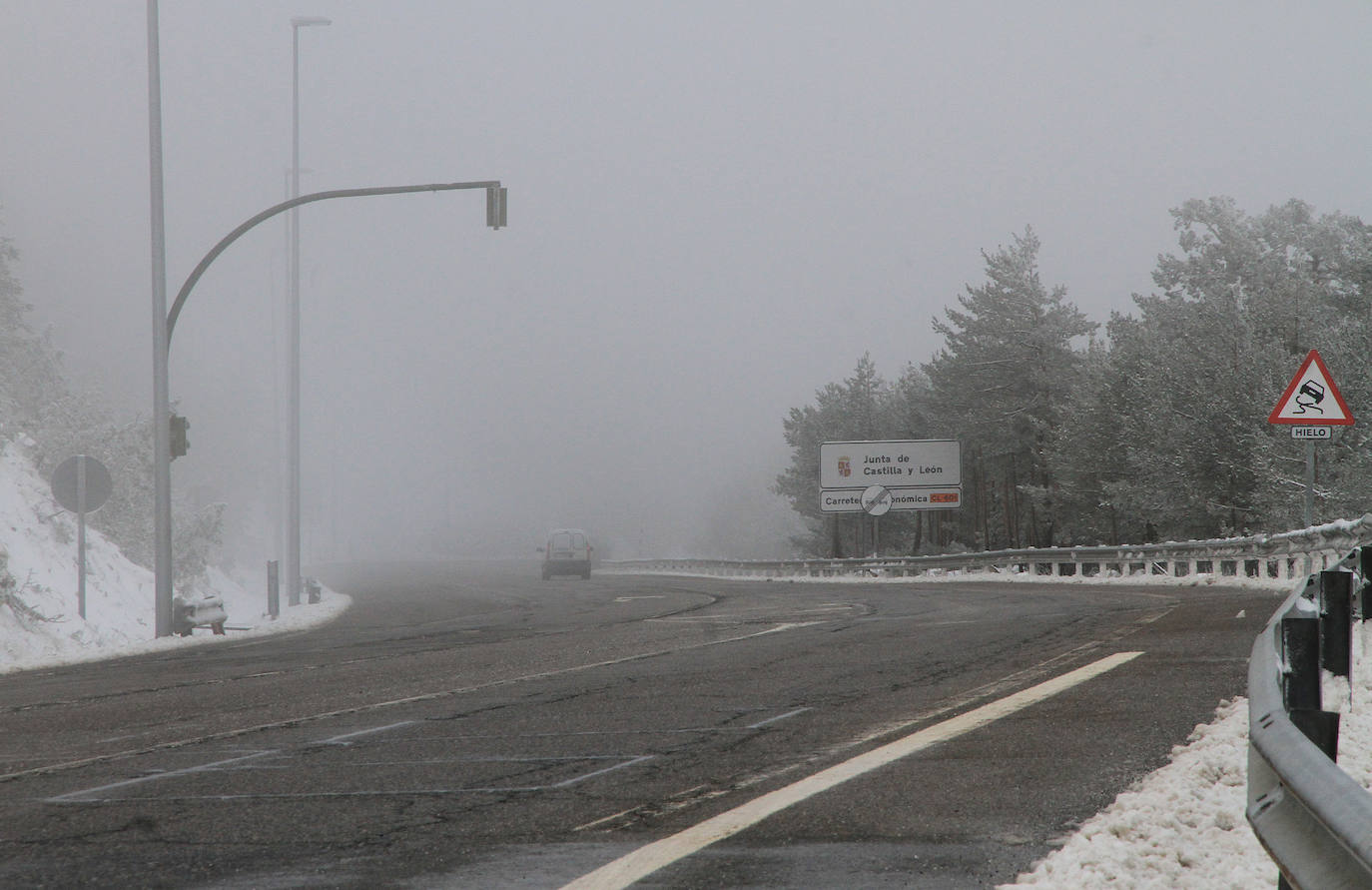 Niebla y nieve en el puerto de Navacerrada.