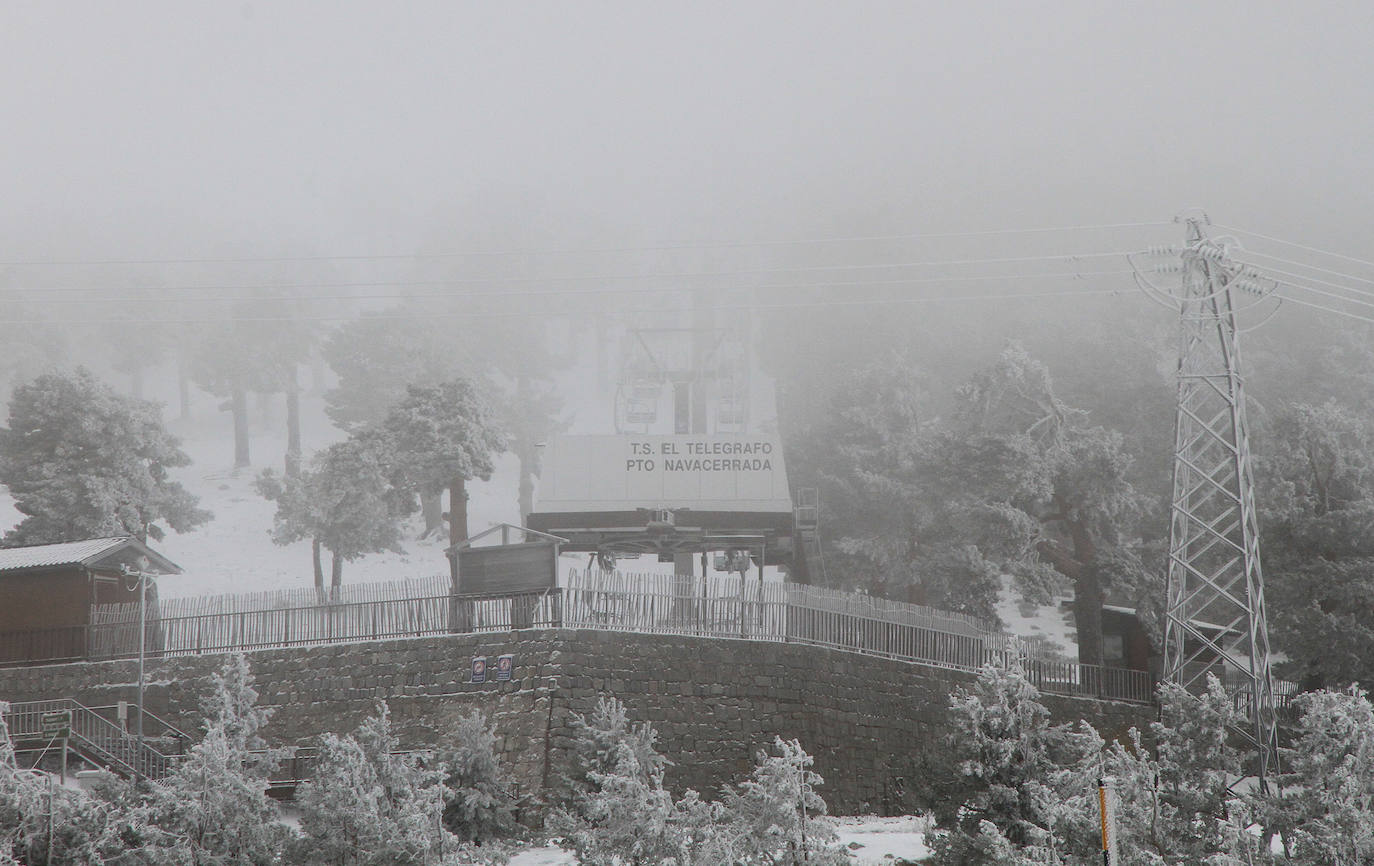 Niebla y nieve en el puerto de Navacerrada.