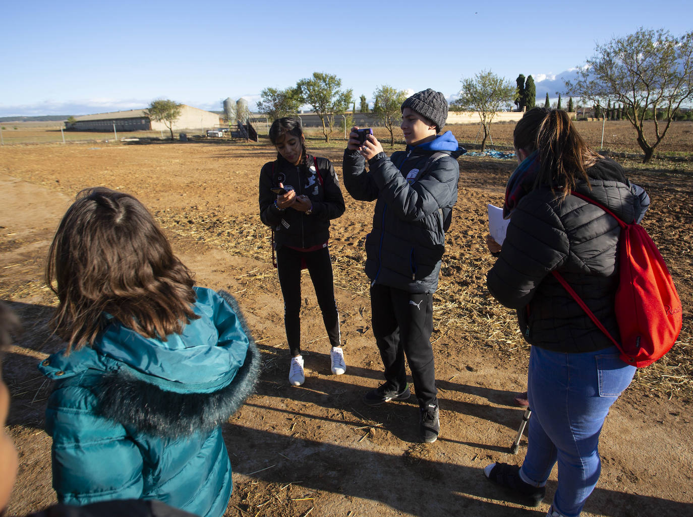 Alumnos del instituto La Merced (Valladolid) descubrieron el 8 de noviembre en Villanueva de los Caballeros oficios y costumbres rurales, dentro de la iniciativa ideada por Santiago de Castro