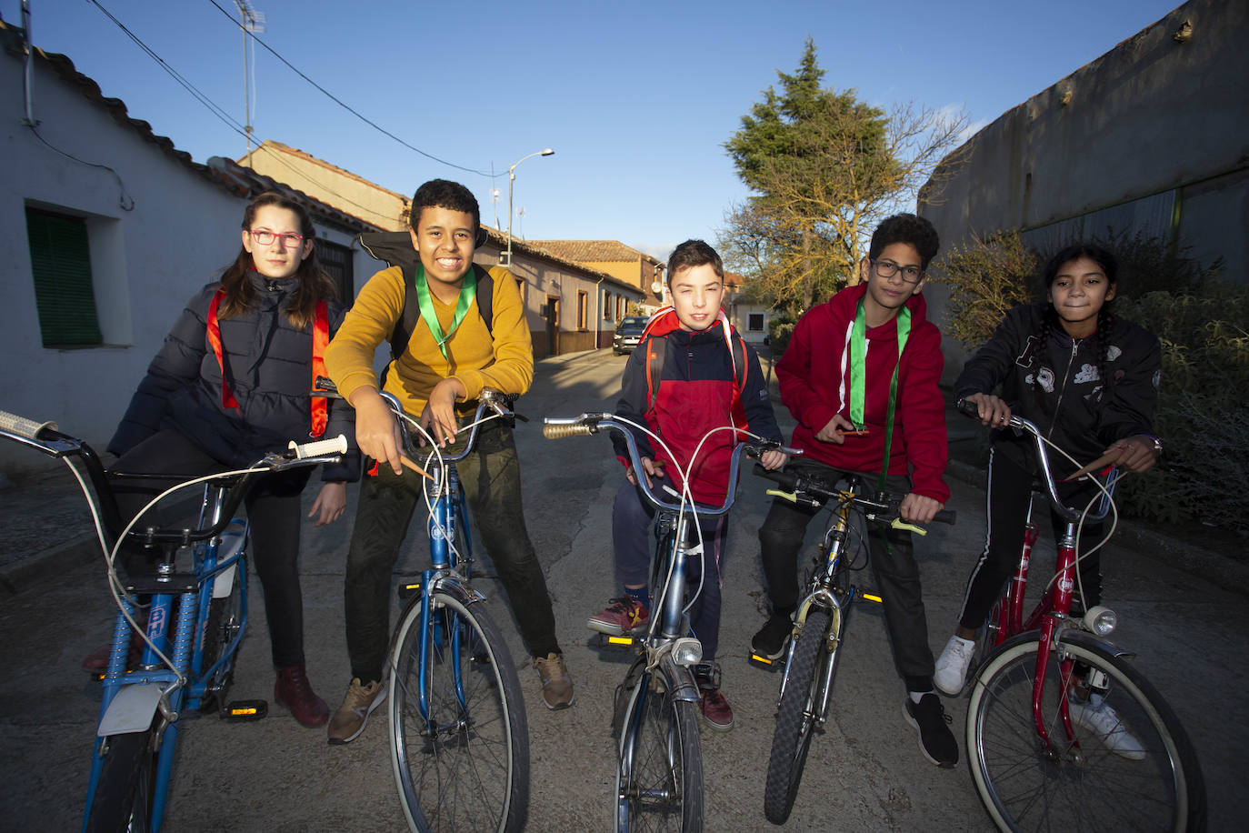 Alumnos del instituto La Merced (Valladolid) descubrieron el 8 de noviembre en Villanueva de los Caballeros oficios y costumbres rurales, dentro de la iniciativa ideada por Santiago de Castro