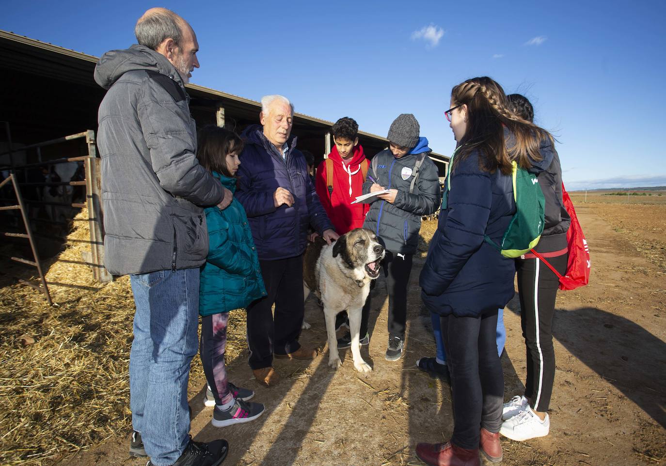 Alumnos del instituto La Merced (Valladolid) descubrieron el 8 de noviembre en Villanueva de los Caballeros oficios y costumbres rurales, dentro de la iniciativa ideada por Santiago de Castro