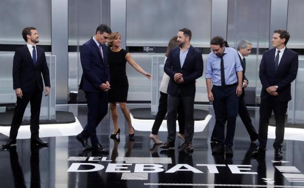 Preparativos para la foto de familia del debate entre los líderes de los cinco principales partidos nacionales. 