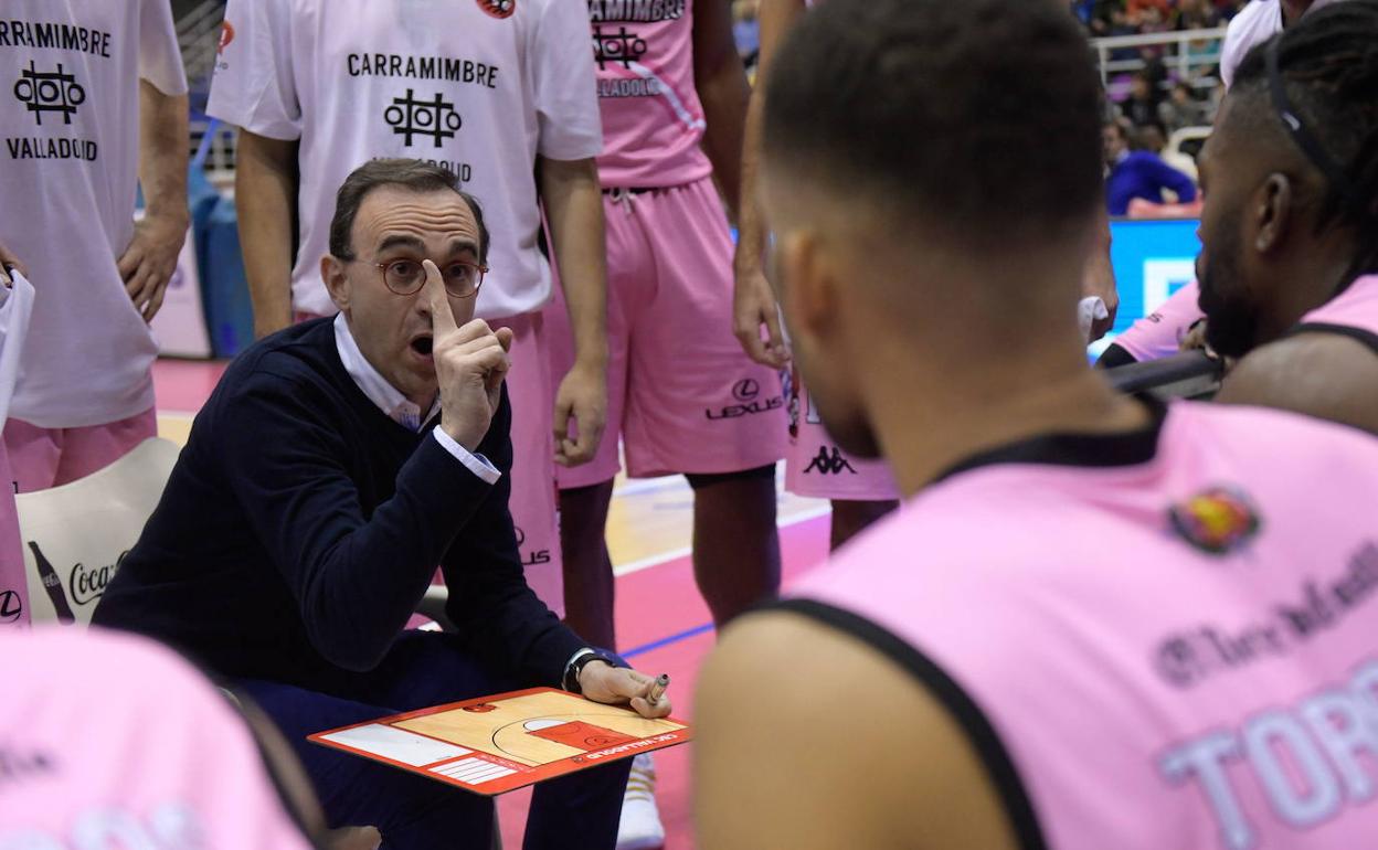 Hugo López da instrucciones en un tiempo muerto. 