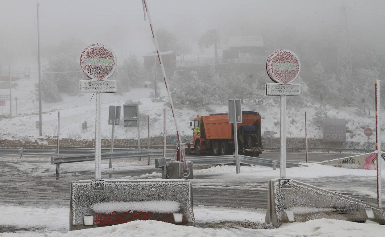 Imagen de una camión quitanieves en Navacerrada. 