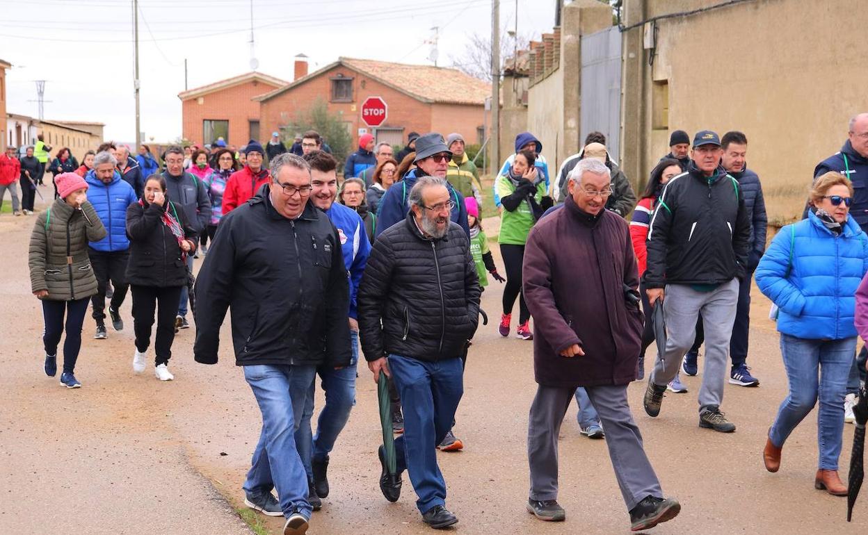 Participantes en la marcha contra el cáncer. 
