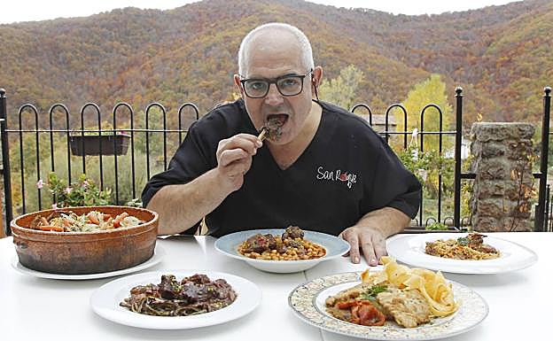 Imagen principal - Alejandro Fernández posa con sus platos de caza, con la montaña palentina al fondo. Debajo un plato de liebre de monte con garbanzos castellanos; y la chef Begoña del Río. 