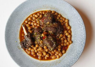 Imagen secundaria 1 - Alejandro Fernández posa con sus platos de caza, con la montaña palentina al fondo. Debajo un plato de liebre de monte con garbanzos castellanos; y la chef Begoña del Río. 