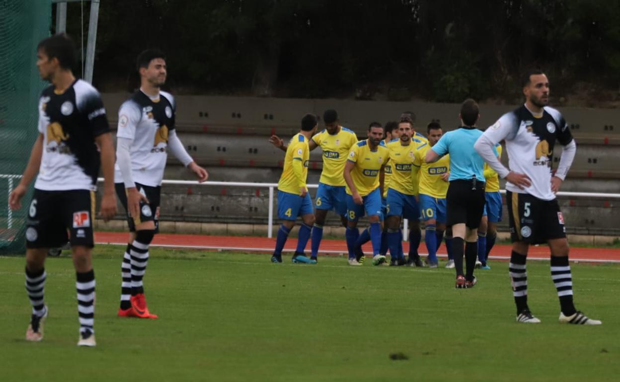 Los jugadores del Real Unión celebran uno de los goles ante Unionistas. 