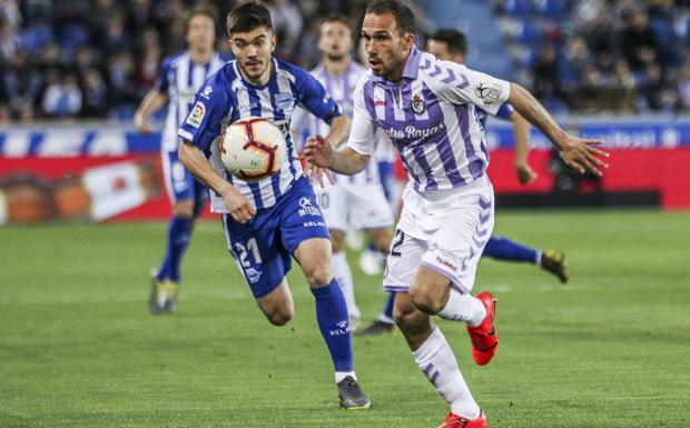 Martín corre tras Nacho en el duelo disputado en Mendizorroza la pasada temporada.