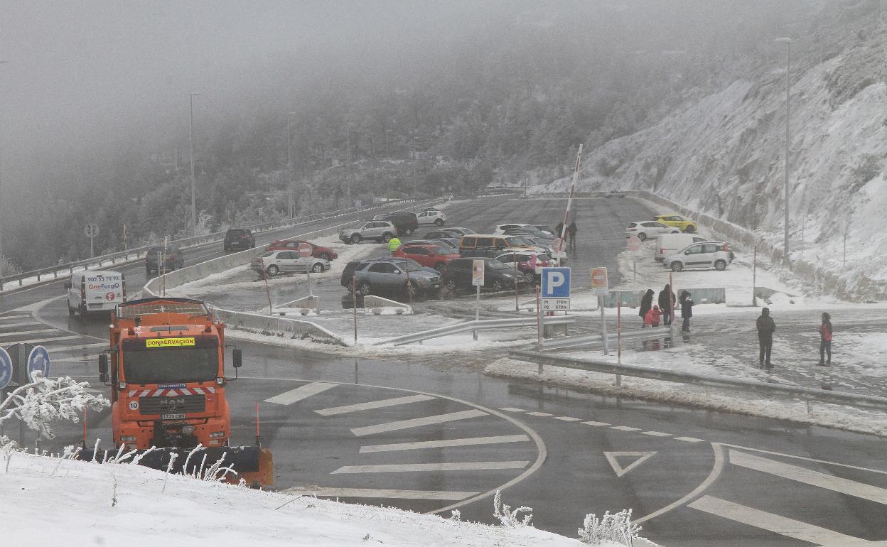 Vista del aparcamiento del puerto de Navacerrada ayer por la mañana. 