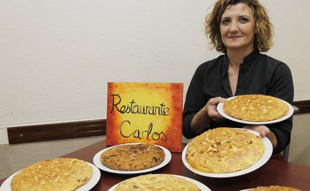 Lourdes Carazo posa con varias de las tortillas del establecimiento. 