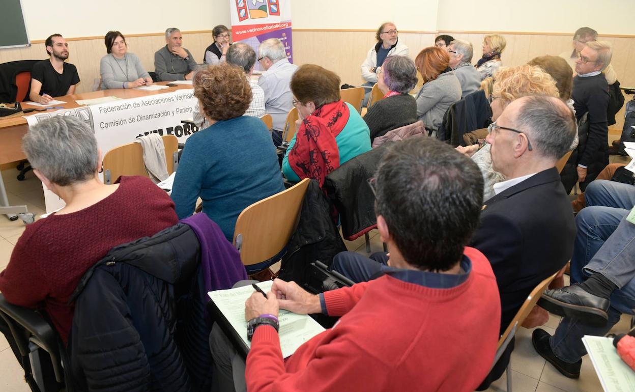 El sociólogo Álvaro Martínez García-Salmones; la presidenta de la Federación Vecinal de Valladolid, Margarita García; un representante de la asociación vecinal Bailarín Vicente Escudero, Rafael Guerra y el vicepresidente de la Federación Vecinal de Valladolid, Isaac Cortijo durante la ponencia a la que asistieron múltiples vecinos de la ciudad. 