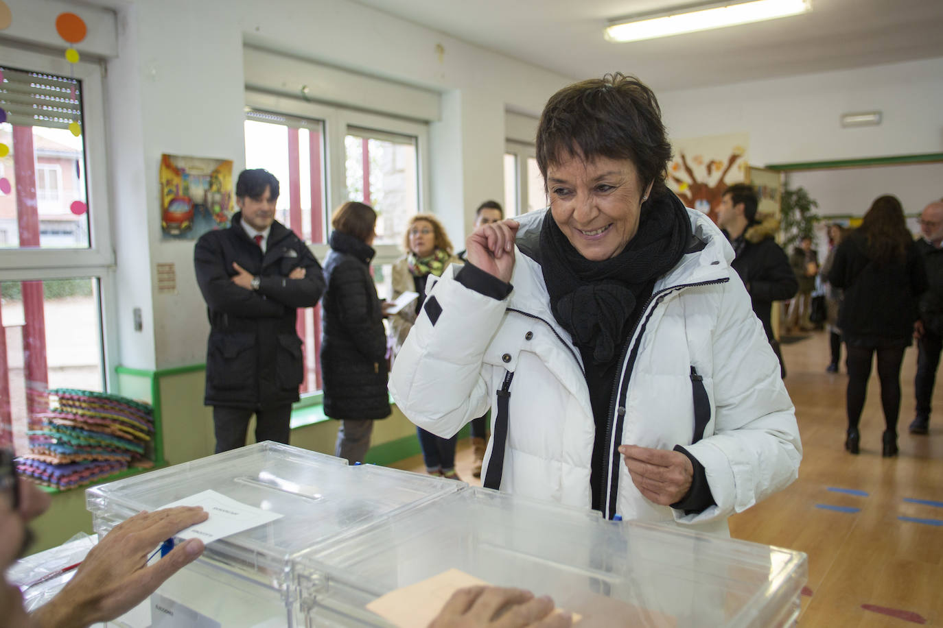 La delegada del Gobierno en Castilla y León, Mercedes Martín, ejerció su derecho de voto en Ávila.