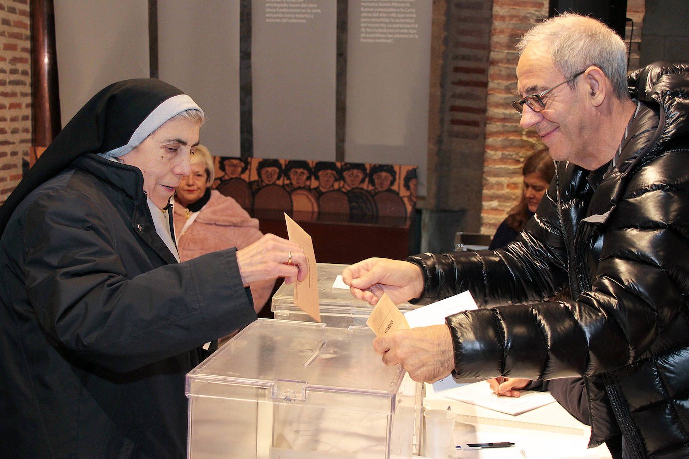 Una monja ejerce su derecho al voto en León.