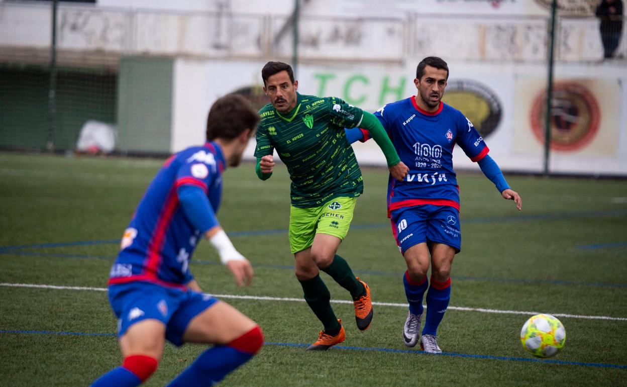 Carlos Rubén presiona a un rival del Amorebieta. 