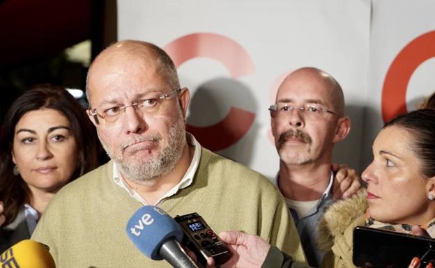 Francisco Igea tras conocer los resultados electorales, junto a Martín Fernández Antolín y Soraya Mayo.