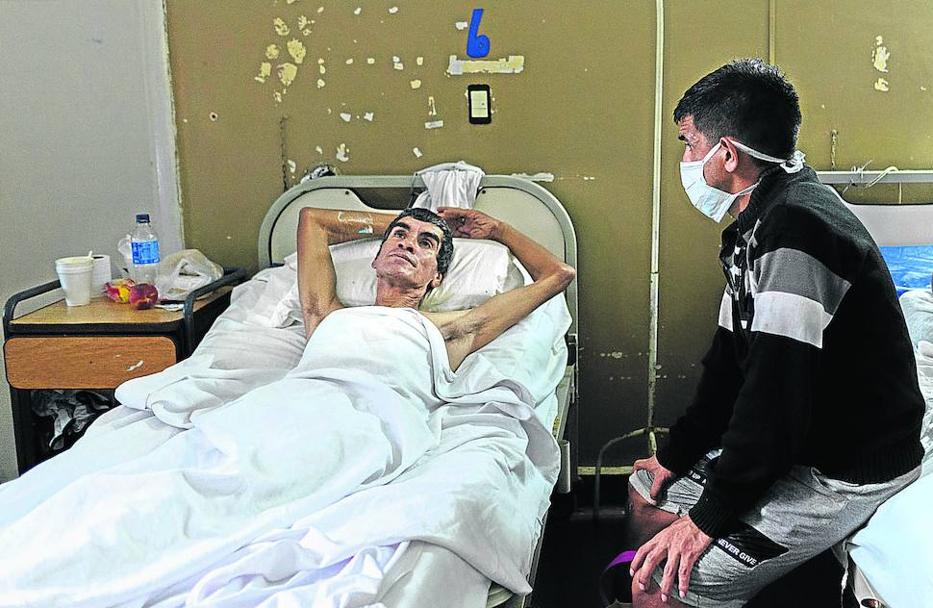 Lucas (derecha) pertenece a la Organización Masantonio, que trabaja visitando a enfermos de tuberculosis sin familia, como Jorge (izquierda), para ayudarles con su tratamiento y recuperación.