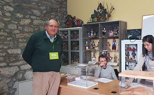 Pedro Requejo, número 1 de Vox al Congreso por Zamora, en la mesa electoral de Vigo de Sanabria. 