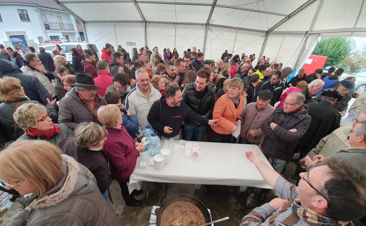 Numerosas personas esperando su plato de hígado de cerdo durante la comida.