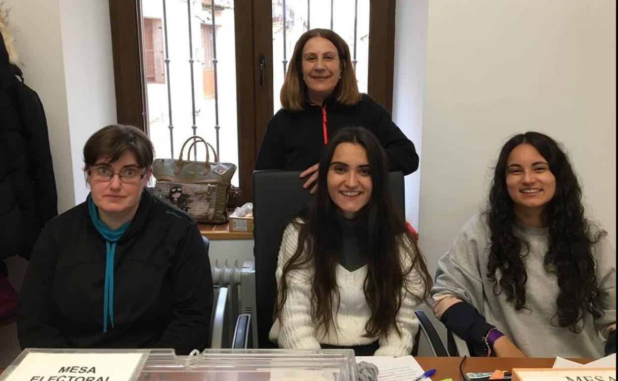 Presidenta, vocales y representante de la Administración del Estado, este domingo, en la mesa electoral de Valleruela de Sepúlveda