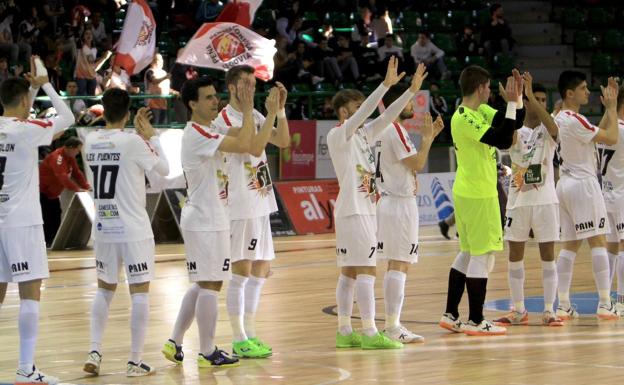 Los jugadores del Segovia Futsal saluda al público en su último partido en casa. 