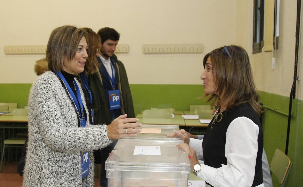 Milagros Marcos, ejerciendo su derecho a voto en Palencia. 