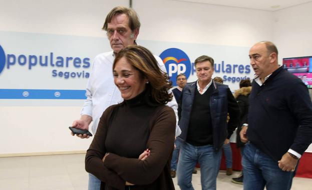 Imagen principal - Arriba, Beatriz Escudero, en el PP. Abajo, a la izquierda, representantes del PSOE siguen los resultados. A la derecha, miemros de Voz celebran los buenos datos en Segovia. 