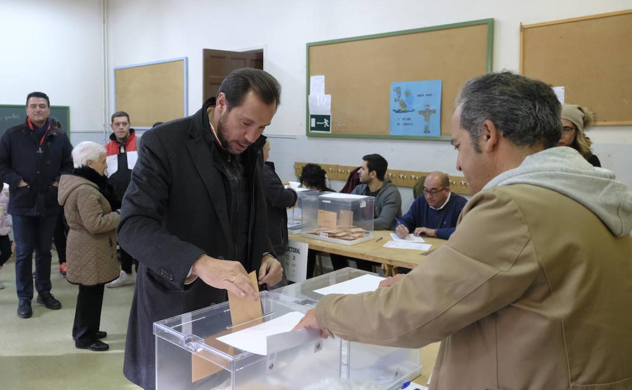 El alcalde de Valladolid, Óscar Puente, ejerciendo su derecho a voto. 