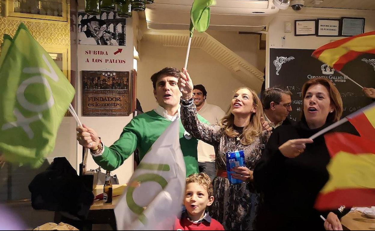 Rodrigo Jiménez celebra el escaño conseguido junto a su familia y a la presidenta de Vox, Esther Núñez, . 