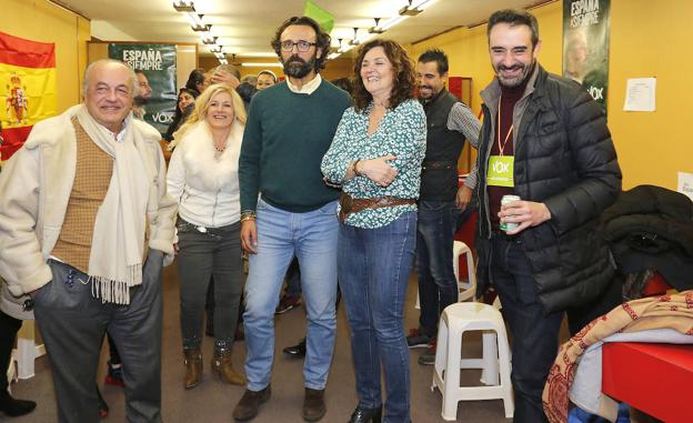 Los militantes de Vox celebran en su sede de la Calle Mayor el aumento de escaños. 