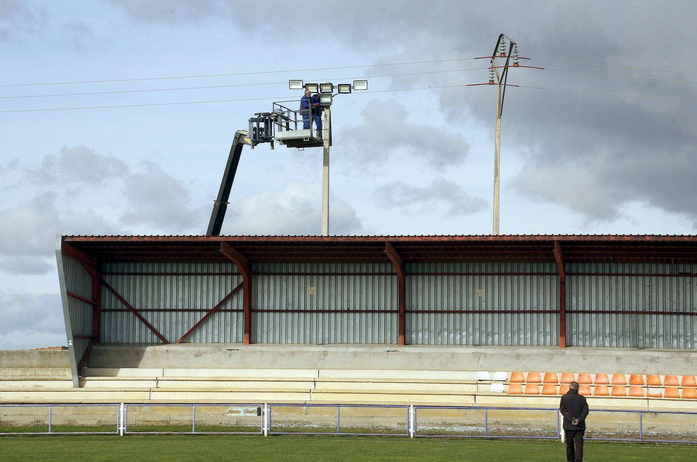 Preparativos del campo de fútbol Mariano Haro.