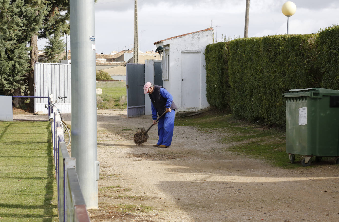 Preparativos del campo de fútbol Mariano Haro.