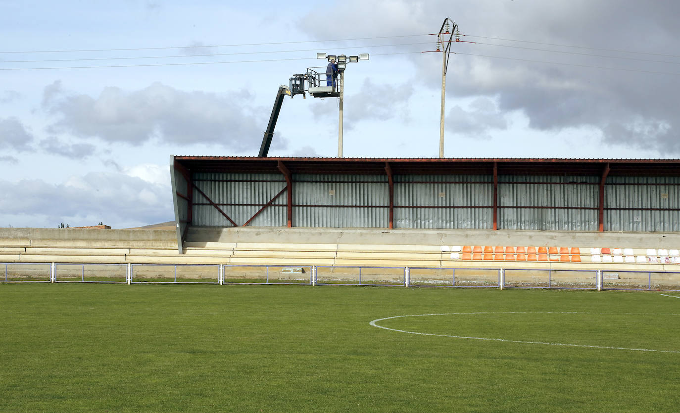 Preparativos del campo de fútbol Mariano Haro.