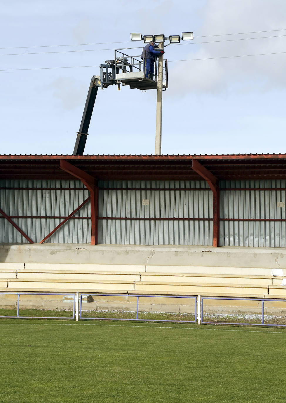 Preparativos del campo de fútbol Mariano Haro.