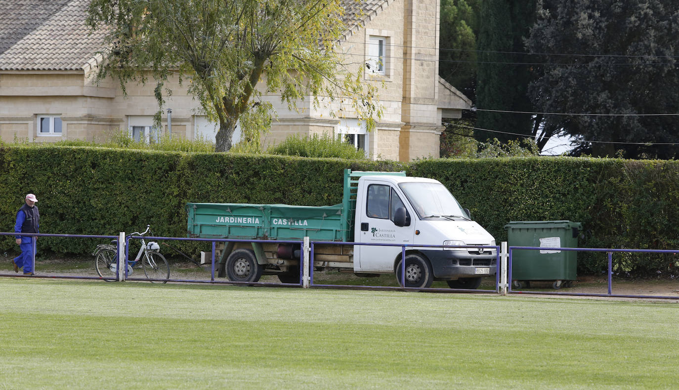 Preparativos del campo de fútbol Mariano Haro.