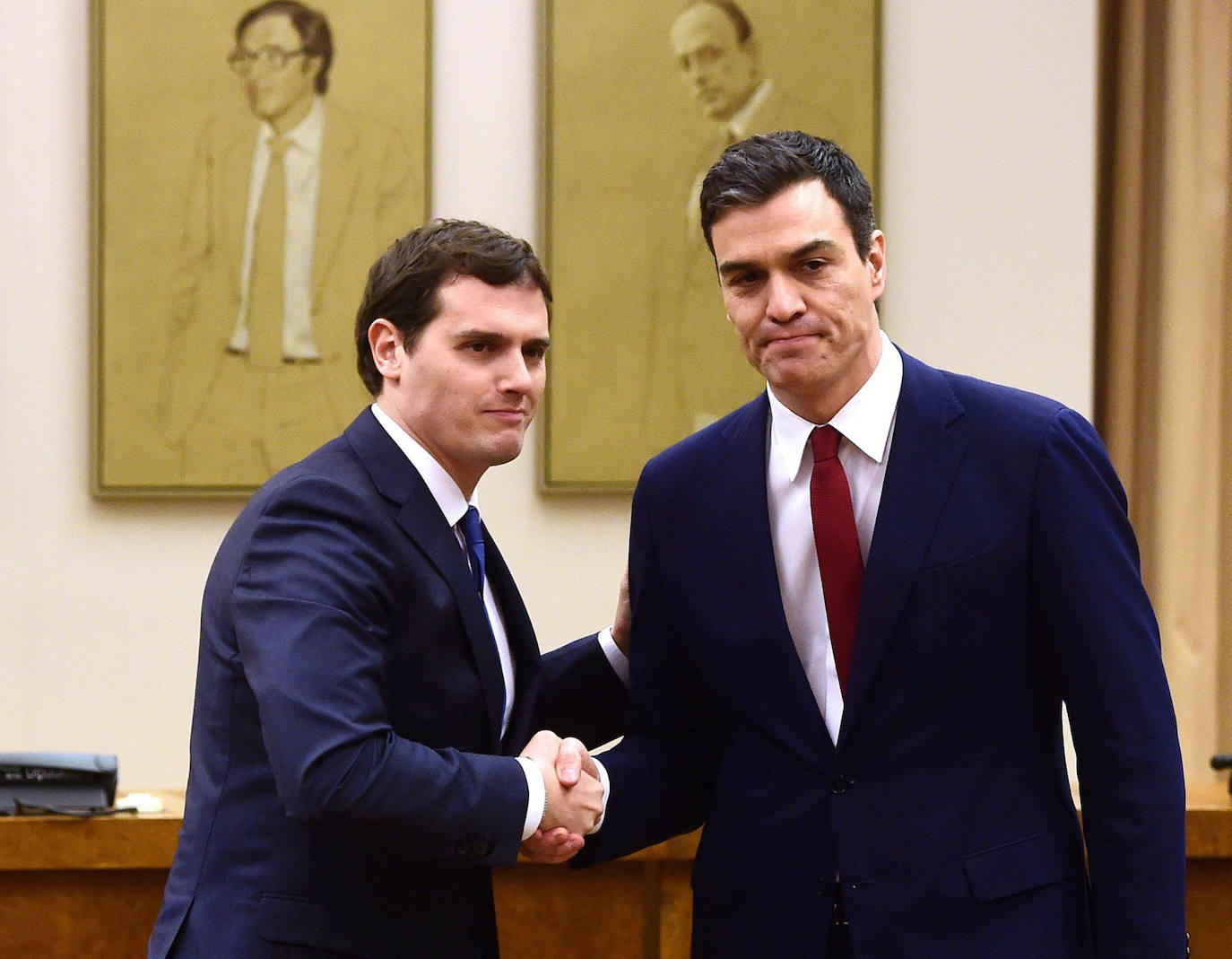 Su relación con Pedro Sánchez ha sido otra de las claves de su carrera. Estuvo cerca de formar gobierno junto al socialista en 2016, pero finalmente no se dio la opción y Ciudadanos perdió este domingo la mitad de los votos obtenidos en abril.