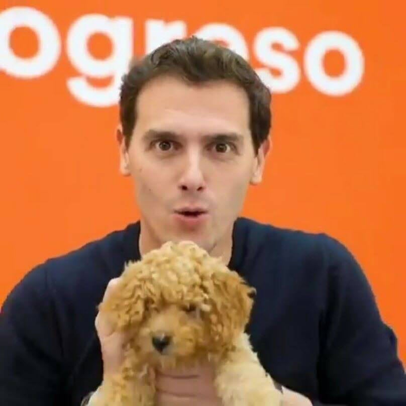 Con el perro Lucas. Fue una de las imágenes más sorprendentes de la última campaña electoral. Con él dijo preparar el debate que le enfrentó al resto de candidatos.