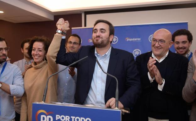 José Ángel Alonso, levanta la mano de la nueva senadora del PP, Mercedes Cantalapiedra. 