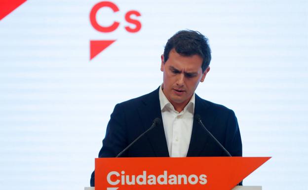 Albert Rivera dimite por los pésimos resultados de la formación naranja.